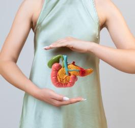 Kobieta prezentuje przewód żółciowy z widocznym pęcherzykiem żółciowym.