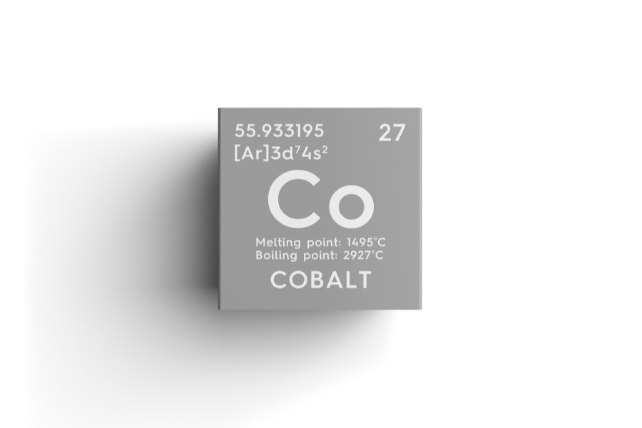 Fragment układu okresowego pierwiastków z wyszczególnionym kafelkiem dotyczącym kobaltu.