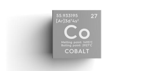 Fragment układu okresowego pierwiastków z wyszczególnionym kafelkiem dotyczącym kobaltu.