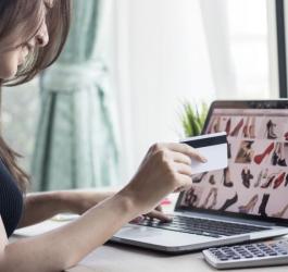 Kobieta przegląda oferty sklepów internetowych.