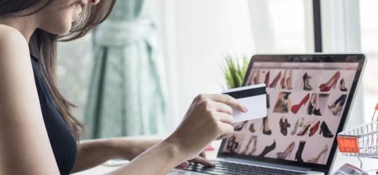 Kobieta przegląda oferty sklepów internetowych.