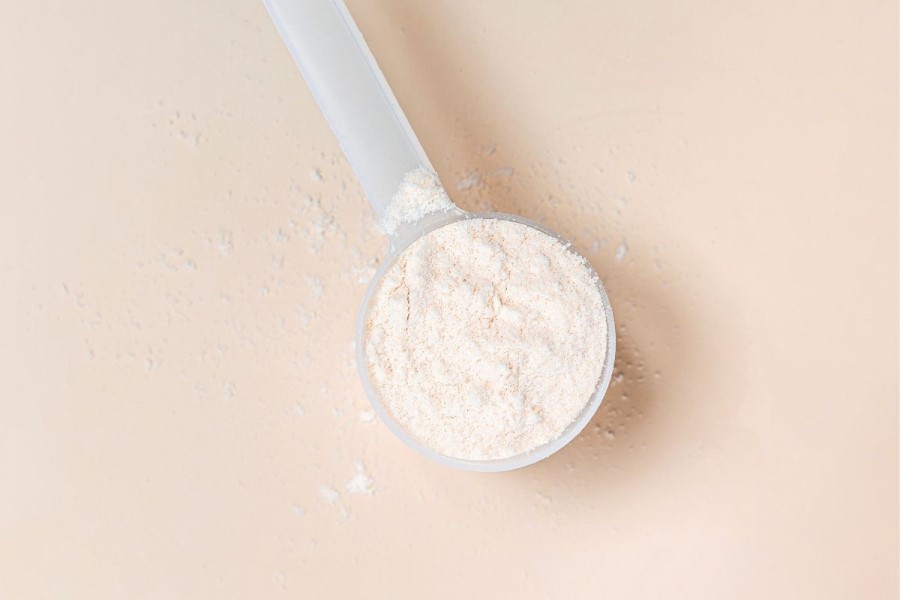 Plastikowa miarka zawierająca kolagen w proszku.