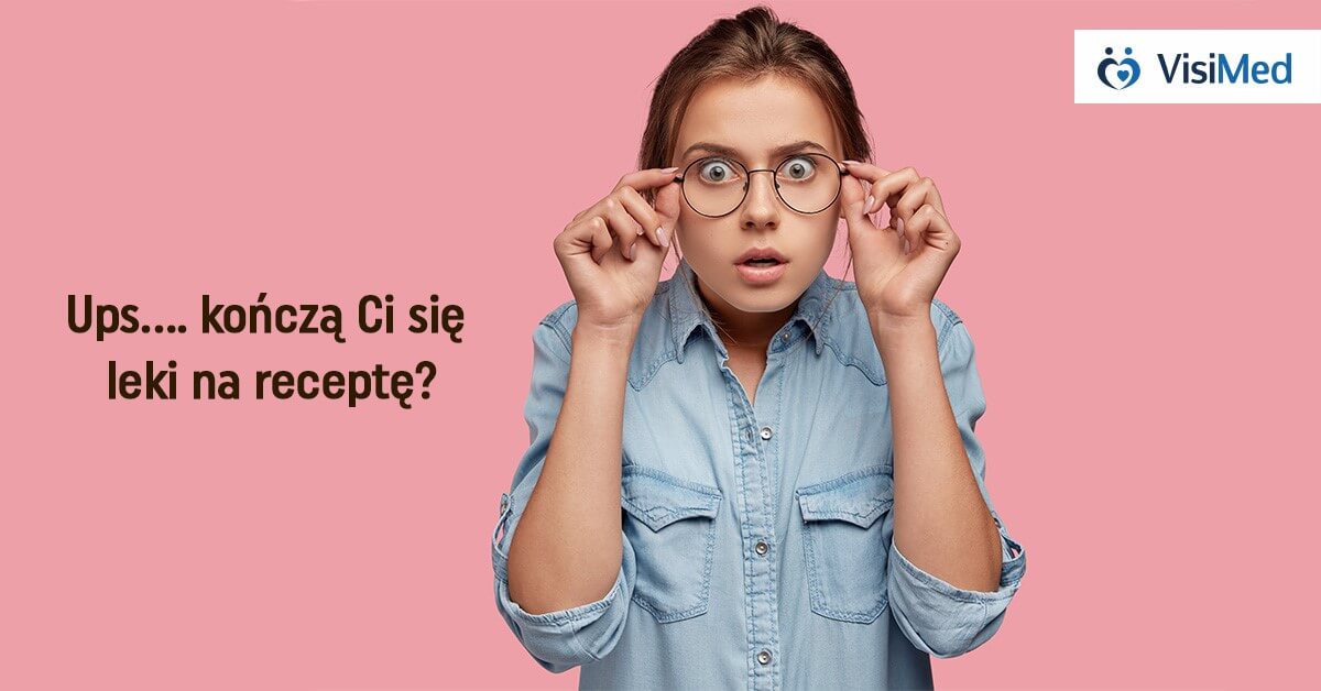 Zmartwiona kobieta w okularach spogląda w obiektyw. W rogu logotyp VisiMed.