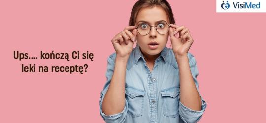 Zmartwiona kobieta w okularach spogląda w obiektyw. W rogu logotyp VisiMed.