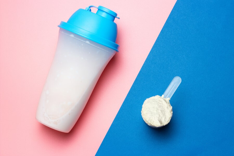 Miarka kreatyny oraz shake zawierający kreatynę.