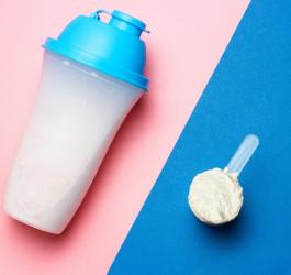 Miarka kreatyny oraz shake zawierający kreatynę.
