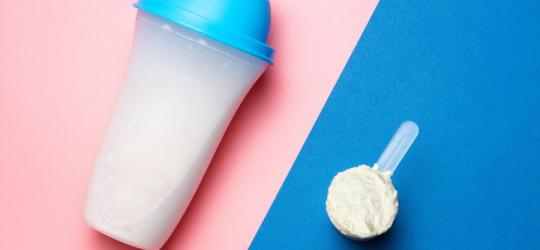 Miarka kreatyny oraz shake zawierający kreatynę.