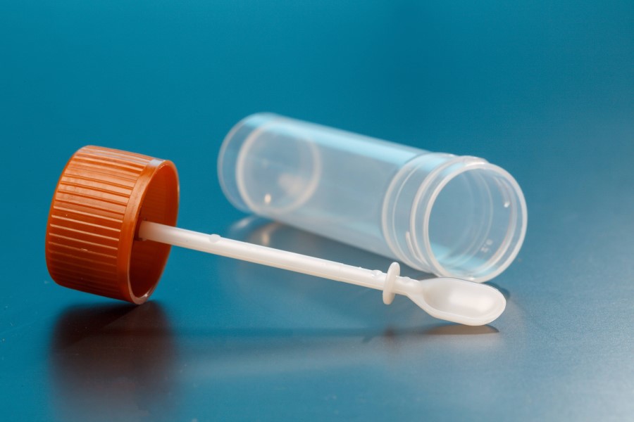 Pojemnik z łopatką do badania kału.