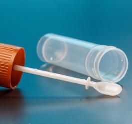 Pojemnik z łopatką do badania kału.