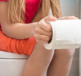 Krew w kale - groźny objaw, którego nie można bagatelizować