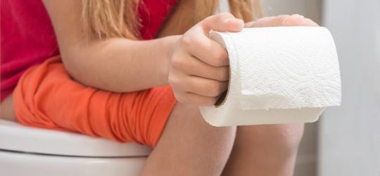 Krew w kale - groźny objaw, którego nie można bagatelizować