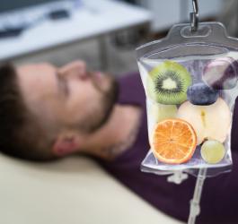 Pacjent podczas podawania kroplówki witaminowej.