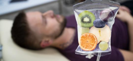 Pacjent podczas podawania kroplówki witaminowej.