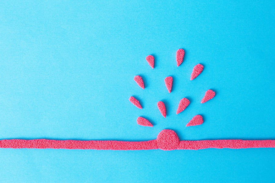 Uszkodzone naczynie krwionośne z modeliny, z widocznym krwotokiem.