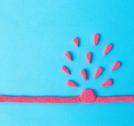 Uszkodzone naczynie krwionośne z modeliny, z widocznym krwotokiem.