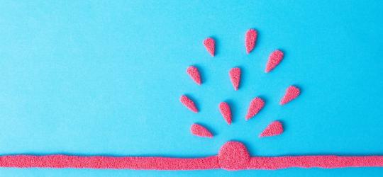 Uszkodzone naczynie krwionośne z modeliny, z widocznym krwotokiem.