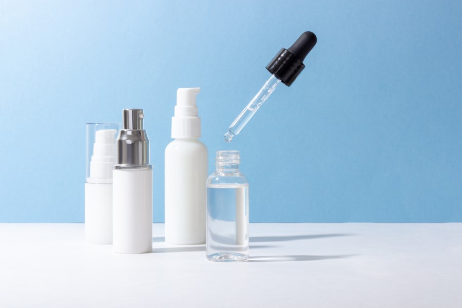 Kwas hialuronowy w formie kosmetyków.