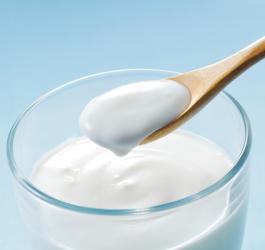 Miseczka jogurtu, który powstaje dzięki fermentacji mlekowej i powstawaniu kwasu mlekowego.