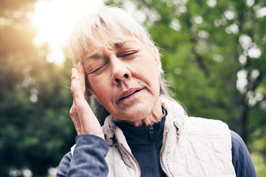 Ból i zawroty głowy u starszej kobiety mogą być objawem kwasicy metabolicznej.