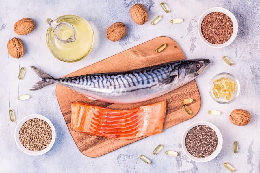 Ryby, orzechy, pestki i suplementy zawierające kwasy omega-3.