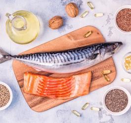 Ryby, orzechy, pestki i suplementy zawierające kwasy omega-3.