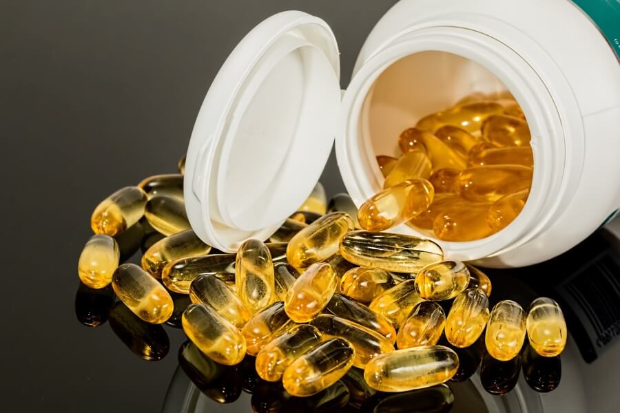 Buteleczka z żelatynowymi kapsułkami zawierającymi kwasy omega-3.