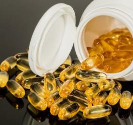 Buteleczka z żelatynowymi kapsułkami zawierającymi kwasy omega-3.