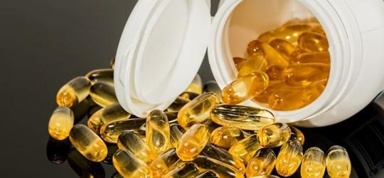 Buteleczka z żelatynowymi kapsułkami zawierającymi kwasy omega-3.