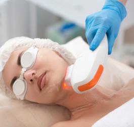 Pacjentka podczas laseroterapii w gabinecie lekarskim.