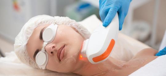 Pacjentka podczas laseroterapii w gabinecie lekarskim.