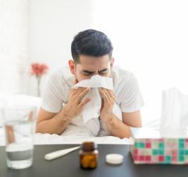 Przeziębiony mężczyzna jest w trakcie objawowego leczenia infekcji wirusowej.