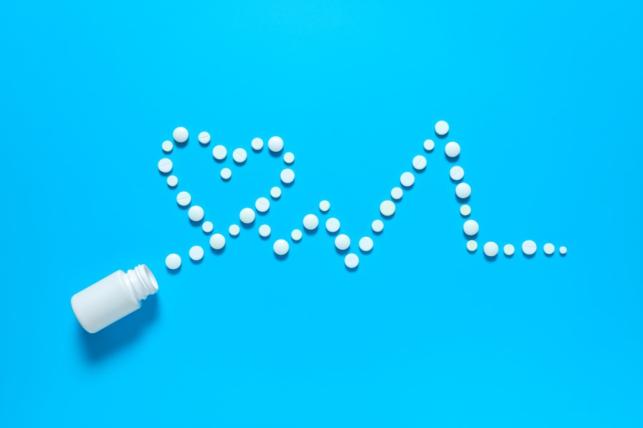 Leki na nadciśnienie ułożone w kształt serca i pulsu.
