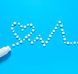 Leki na nadciśnienie ułożone w kształt serca i pulsu.