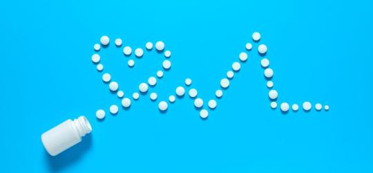 Leki na nadciśnienie ułożone w kształt serca i pulsu.