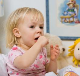 Przeziębione dziecko kaszle.