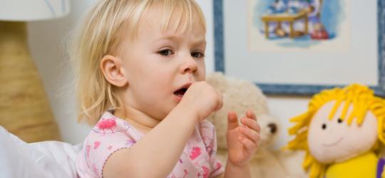 Przeziębione dziecko kaszle.