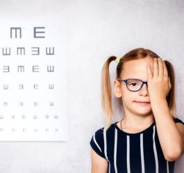 Dziewczynka podczas badania okulistycznego. W ten sposób diagnozuje się m.in. leniwe oko.