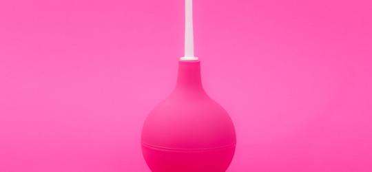 Różowa gruszka do wykonania lewatywy.