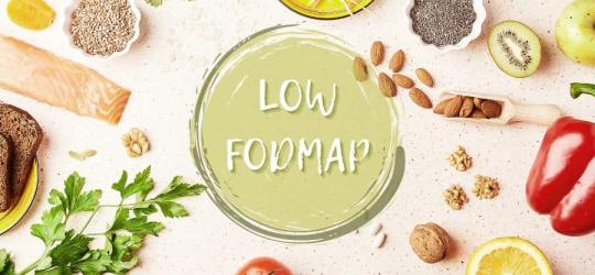 Low FODMAP na tle zdrowych produktów żywnościowych.
