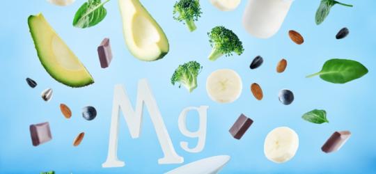 Symbol magnezu Mg i jego źródła - brokuły, plastry banana, jogurt, szpinak, czekolada, orzechy.