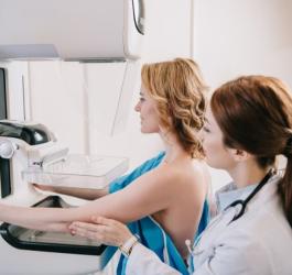 Lekarka przygotowuje pacjentkę do mammografii.