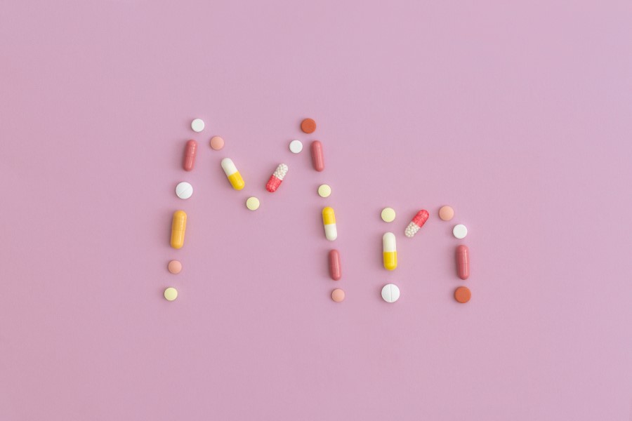 Tabletki ułożone w skrót Mn, oznaczający mangan.