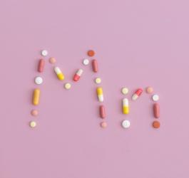 Tabletki ułożone w skrót Mn, oznaczający mangan.