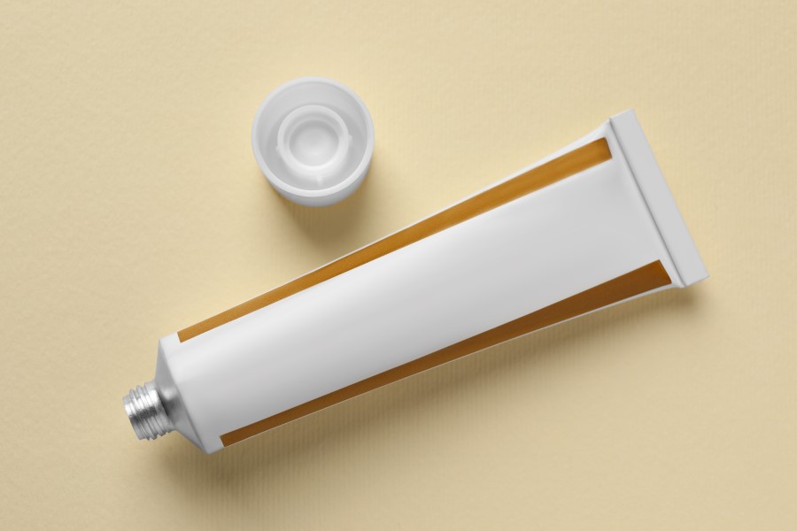 Tubka maści ichtiolowej.