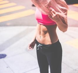 Młoda kobieta w stroju sportowym.