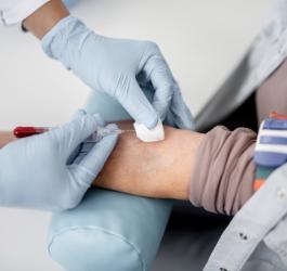 Pacjent podczas pobierania krwi z żyły łokciowej.