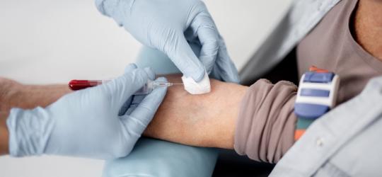 Pacjent podczas pobierania krwi z żyły łokciowej.