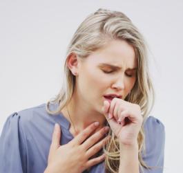 Kobiecie dokucza mokry kaszel.