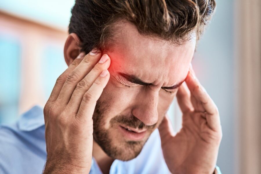 Mężczyźnie dokucza silny, napięciowy ból głowy.