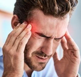Mężczyźnie dokucza silny, napięciowy ból głowy.